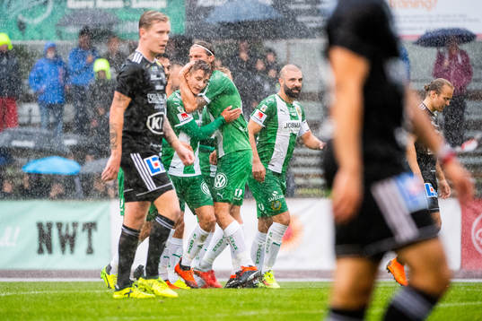 Hammarbys Leo Bengtsson blir omkramad