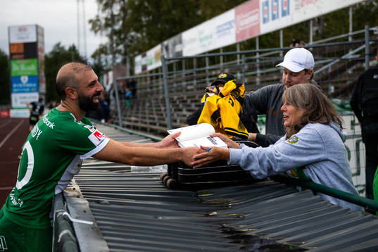 Hammarbys Kennedy Bakircioglu signerar sin bok