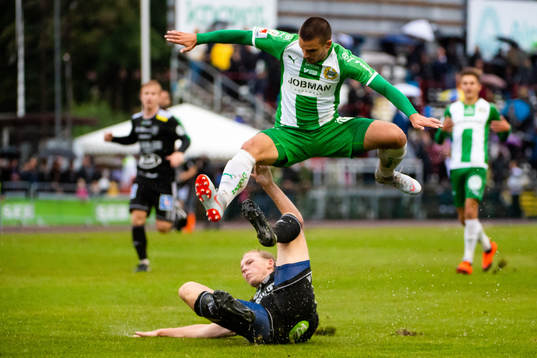 Hammarbys Vladimir Rodic och Carlstads Eric Forsberg