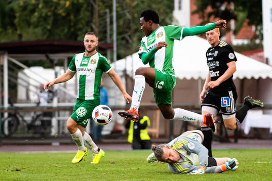 Hammarbys Abdul-Halik Hudu i en duell med Carlstads