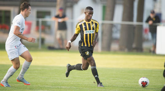IFK Hässleholms Carl Mujaguzi i matchen i division 2