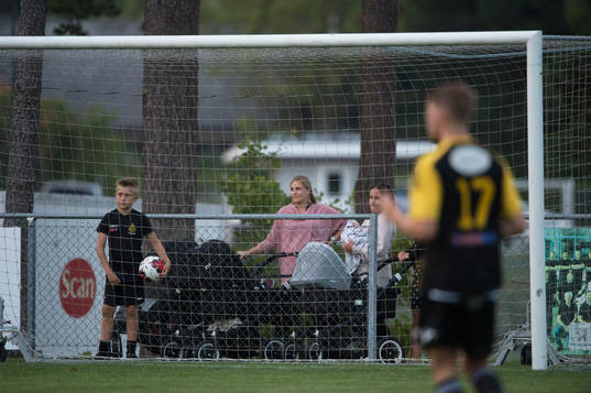 Mammor med barnvagnar och bollkalle i matchen i division 2