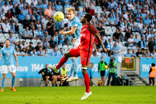 Frank Ogochukwu of Midtjylland and Oscar Lewicki of Malmö