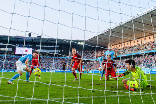 Marcus Antonsson of Malmö FF scores the 2-0 goal