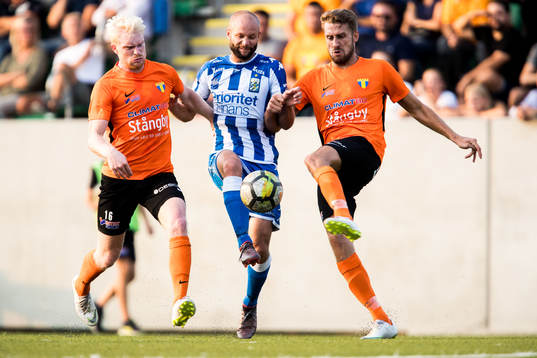 Torns Hugo Barsne och Niklas Nilsson försöker stoppa IFK