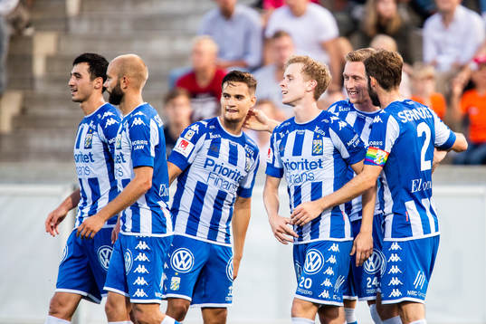 IFK Göteborgs Victor Wernersson blir omkramad