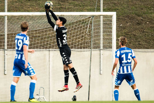 IFK Göteborgs målvakt Tom Amos räddar