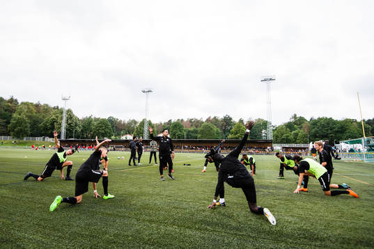Hisingbackas spelare värmer upp