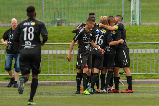 Hisingbackas spelare jublar med Haris Skenderovic