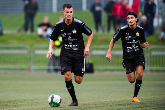 Hisingbackas Haris Skenderovic driver bollen