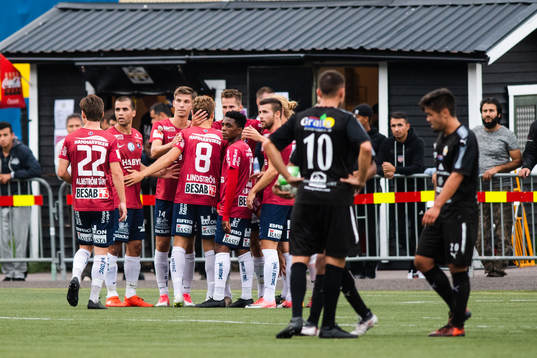 Örgrytes Gabriel Altemark Vanneryr jublar med lagkamrater