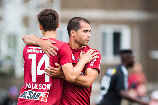 Örgrytes Daniel Paulson jublar med Lars Mendonca Fuhre