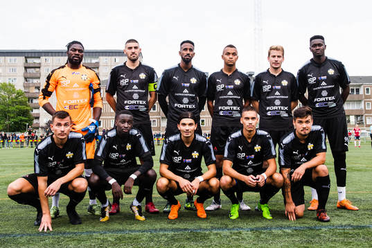 målvakt Joseph Leke Asong, Dennis Balint, Marcus