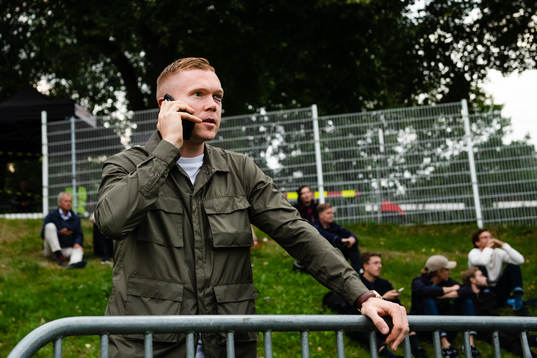 Örgrytes David Engström pratar i telefon