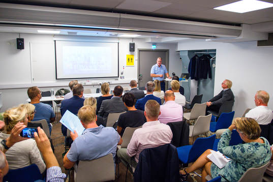 under en Presentation av UEFA-studie om fotbollens