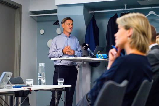 Dr Tim Crabbe och Idrottsminister Annika Strandhäll