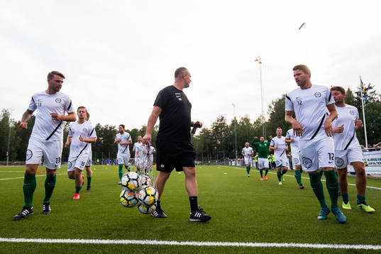 Brottbys spelare värmer upp