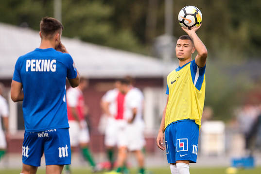 Norrköpings Jordan Larsson före fotbollsmatchen i Svenska
