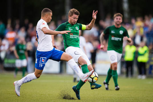 Norrköpings Kalle Holmberg i kamp om bollen med Brottbys