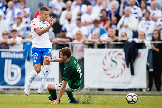 Norrköpings Kalle Holmberg i kamp om bollen med Brottbys