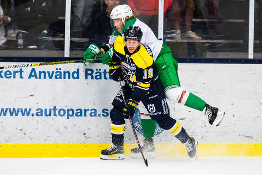 s Andreas Falk  och Rögles Olle Liss i närkamp