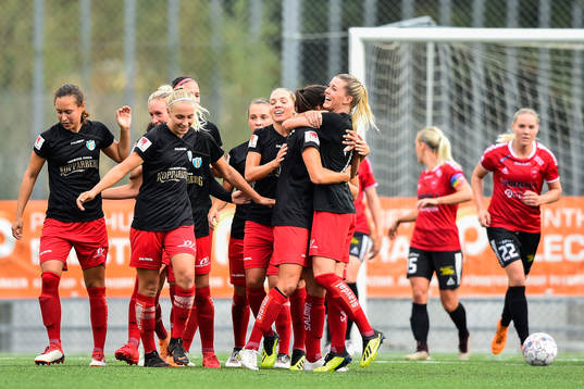 Göteborgs Olivia Schough blir omkramad