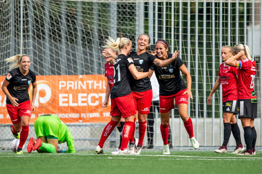 Göteborgs Julia Zigiotti Olme jublar med lagkamraterna