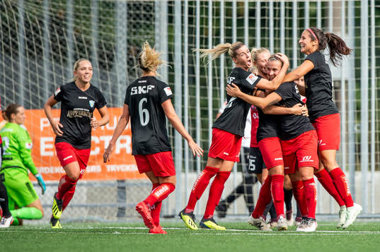 Göteborgs Julia Zigiotti Olme jublar med lagkamraterna