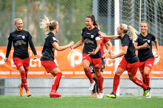 Göteborgs Beata Kollmats jublar med lagkamraterna