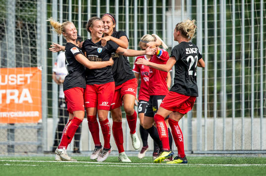 Göteborgs Julia Zigiotti Olme jublar med lagkamraterna