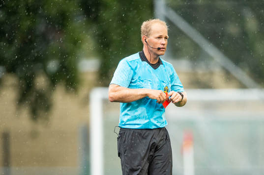 Domaren Niklas Olsson med det röda kortet i handen