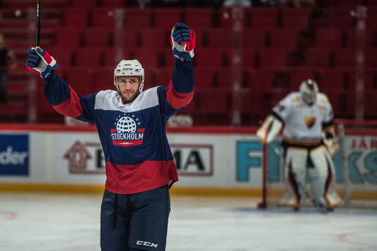 All-Stars Syd back Fredrik Claesson firar ett mål
