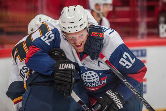 Kamp om pucken mellan Jacob Josefson och Gabriel Landeskog