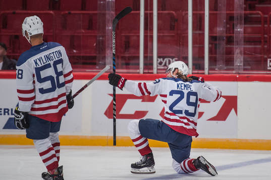 forward Mario Kempe firar sitt mål med en målgest