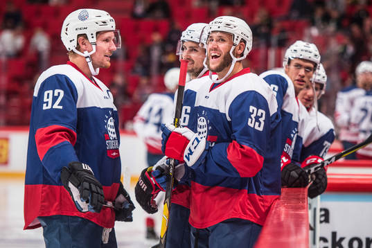 All-Stars Syd Gabriel Landeskog och Fredrik Claesson innan