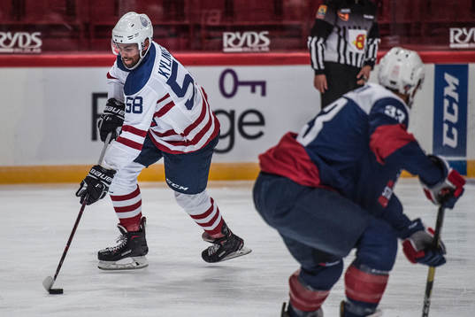 back Oliver Kylington tar sig förbi försvaret i All-Stars