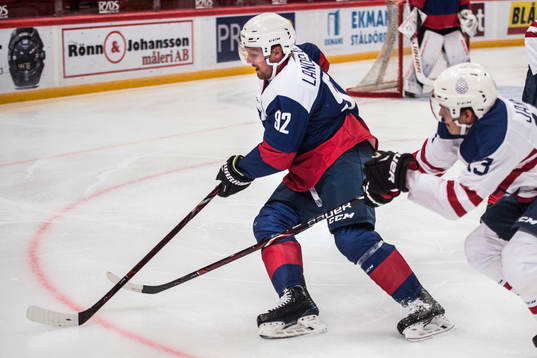 forward Gabriel Landeskog med puck