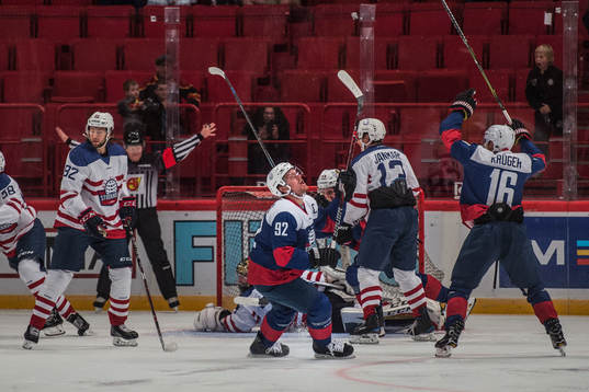 forward Gabriel Landeskog missar en jättechans