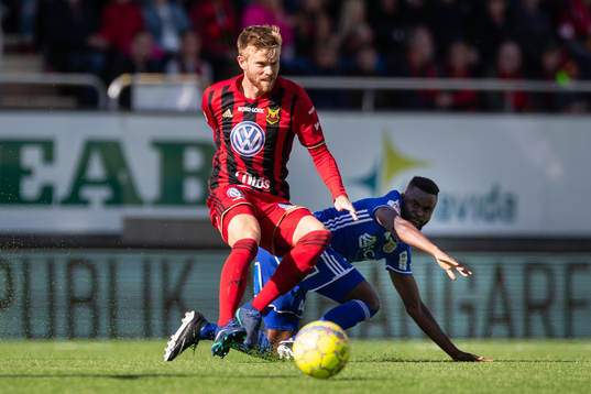 Östersunds Dennis Widgren och Sundsvalls Maic Sema i kamp