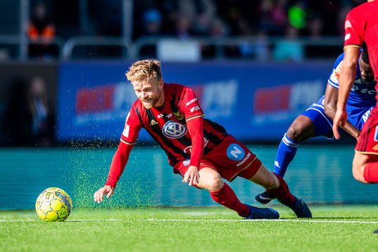 Östersunds Dennis Widgren och Sundsvalls Maic Sema i kamp