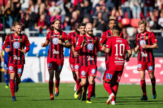 Östersunds Hosam Aiesh blir omkramad