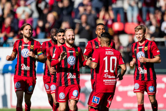 Östersunds Hosam Aiesh blir omkramad