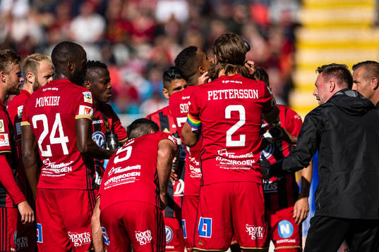Östersunds tränare Ian Burchnall  ger instruktioner