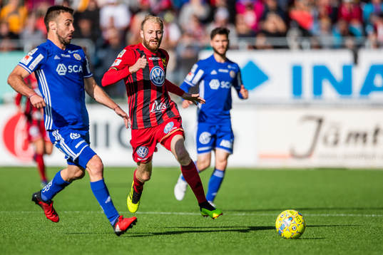 Sundsvalls Carlos Gracia och Östersunds Curtis Edwards
