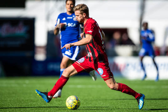 Östersunds Ludvig Fritzson driver boll