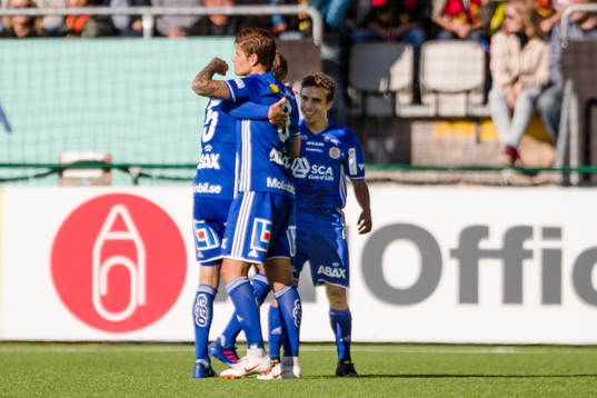 Sundsvalls spelare jublar med David Haro Iniesta