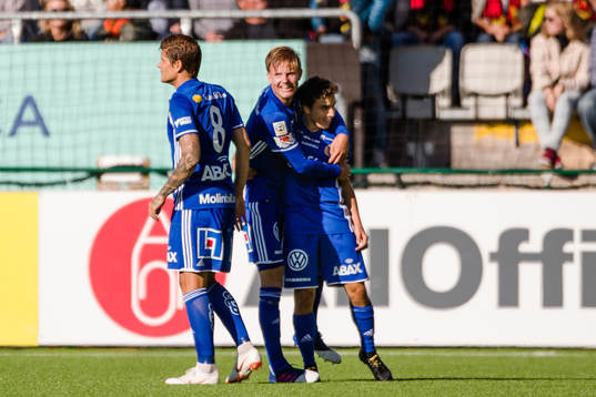 Sundsvalls spelare jublar med David Haro Iniesta