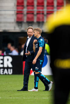 Leonid Slutskij, head coach, and Martin Ødegaard of Vitesse