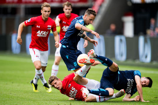 Gus Til of AZ Alkmaar and Vyacheslav Karavaev of Vitesse