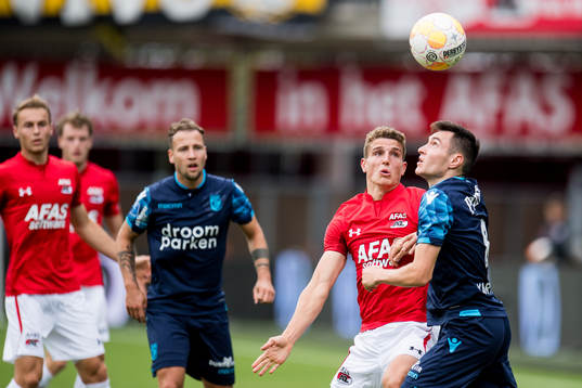 Gus Til of AZ Alkmaar and Vyacheslav Karavaev of Vitesse
